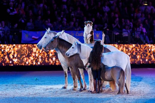 Foto: Anne-Gaëlle Bertho mit ihren Stars im Rampenlicht - Fotograf: Sportfotos-Lafrentz.de