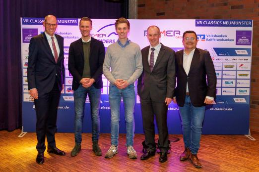 Foto: Vorfreude auf die VR Classics: v.l. Dirk Dejewski (VR Bank), Mannschafts-Weltmeister Dressur Daniel Bachmann-Andersen, Springreiter Hannes Ahlmann, Dr. Rainer Bouss (VR Bank) und Veranstalter Francois Kasselmann - Fotograf: Stefan Lafrentz