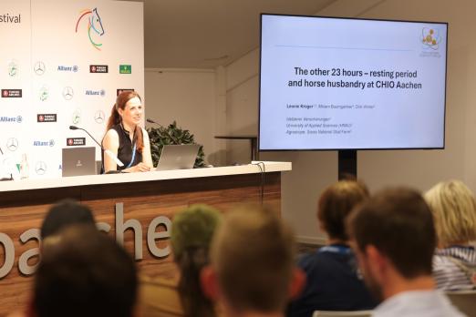Foto: Das Foto zeigt Doktorandin Leonie Krüger, die zum Thema "Pferdewohl" promoviert und die gesammelten Daten auswertet - Fotograf: CHIO Aachen/Andreas Steindl