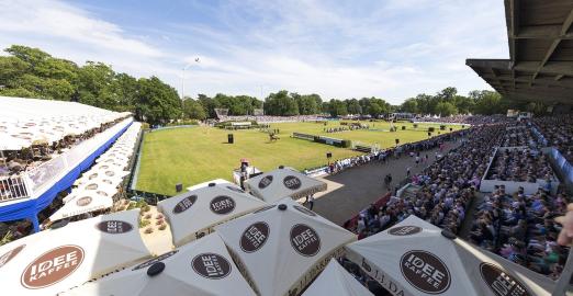 Foto: Die neue Derby-Lounge - geöffnet vom 18.-21. Mai 2023 - am Spring-Stadion - Fotograf: reitsport-hellmann.de