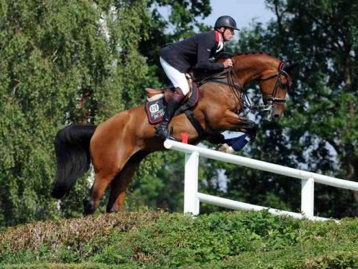 Foto: Andre Thieme und sein Pferd Nacorde sind beim Derby in Hamburg die Stars - Fotograf: Angelika Warmuth - dpa