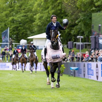 Foto: Ein Schüler von Derby-Rekordsieger Nelson Pessoa macht sich auf den Weg, in die Fußstapfen seines Meisters zu treten: Carlos Ribas (BRA) - Fotograf: Reitsport-Hellmann