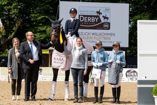 Foto: Alina Schrader siegt im U25-Derby mit Pferdewechsel - Fotograf: Thomas Hellmann