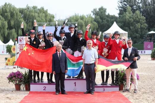 Foto: Die ersten drei Teams des Nationenpreises für Junge Reiter in China: Südafrika vor China vor Deutschland - Fotograf: En Garde Marketing GmbH Foto: Die ersten drei Teams des Nationenpreises für Junge Reiter in China: Südafrika vor China vor Deutschland - Fotograf: En Garde Marketing GmbH