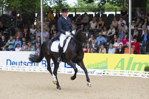 Foto: Emile Faurie (GBR) gewann 2017 das legendäre Dressurderby · Fotograf: Thomas Hellmann