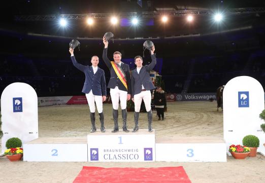 Foto: Das Deutsche Hallenchampionat der Landesmeister: neuer Titelträger Jan Mewes (SHO, Mitte) vor Markus Merschformann (WEF, links) und Markus Kölz (BAW) - Fotograf: Andreas Pantel 