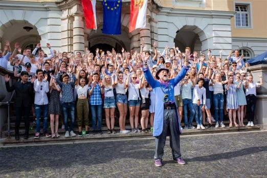 Foto: Pedro Cebulka stimmt die Teilnehmer auf den Empfang im Herforder Rathaus ein - Fotograf: GF