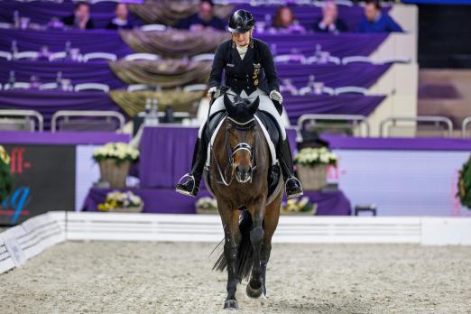Foto: Dickes Lob für Skovens Tzarina von Isabell Werth – Sieg in der Einlaufprüfung des NÜRNBERGER Burg-Pokals - Fotograf: Sportfotos-Lafrentz.de