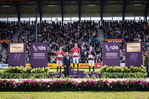 Foto: Die drei besten Springreiter der FEI World Championships Aachen 2026 (v.l.n.r.): Thibeau Spits, Steve Guerdat und Harry Charles. Davor gratuliert Patrick Aoun (Präsident & CEO bei Longines) - Fotograf: ALRV/Jasmin Metzner Foto: Die drei besten Springreiter der FEI World Championships Aachen 2026 (v.l.n.r.): Thibeau Spits, Steve Guerdat und Harry Charles. Davor gratuliert Patrick Aoun (Präsident & CEO bei Longines) - Fotograf: ALRV/Jasmin Metzner