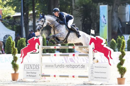 Foto: Die Qualifikation der Fundis Youngster Tour für 8-jährige Springpferde sicherte sich Mario Stevens mit Marlou - Fotograf: Thomas Hellmann