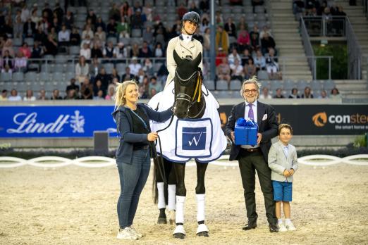 Foto: Das Foto zeigt Dinja van Liere und ihren Mauro Turfhorst v. Zonik, das Siegerpaar im WOTAX-Preis, gemeinsam mit ihrem Groom Susan van Dongen und Horst Wollgarten (geschäftsführender Gesellschafter der WOTAX Steuerberatungs- und Wirtschaftsprüfungsgesellschaft - Fotograf: CHIO Aachen/Leonie Minten
