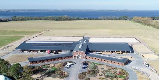 Foto: Direkt an der Ostsee gelegen ist die Reitanlage Glantz Equestrian, die an diesem Wochenende Reitern und Reiterinnen aus 16 Nationen Top-Bedingungen für das CSI4* Hohen Wieschendorf bietet - Fotograf: Glantz Equestrian