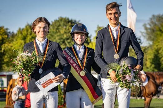 Foto: Die Medaillengewinnerinnen bei den Jungen Reitern im Springen. Die neue Deutsche Meisterin Marlene Becker (m.), Emile Baurand (l.) und Magnus Schmidt - Fotograf: Jasmin Metzner/CHIO Aachen CAMPUS