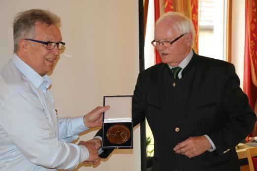 Foto: Überreichung der Gustav-Rau-Medaille von Karl-Heinz Groß an Dieter Doll - Fotograf: HBM