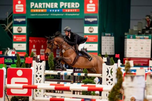 Foto: Dominik Jahn und Colin, Sieger im Finale des PARTNER PFERD CUP - Fotograf: Sportfotos-Lafrentz