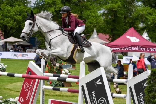 Foto: Dominique Weber mit Chasseur en blanc siegte im CSI2* bei der Pferd International München 2021 - Fotograf: Ursula Puschak 