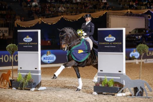 Foto: Dorothee Schneider ließ sich im letzten Jahr als Siegerin der Dressurserie MEGGLE Champion of Honour in der Olympiahalle feiern - Fotograf: Sportfotos-Lafrentz