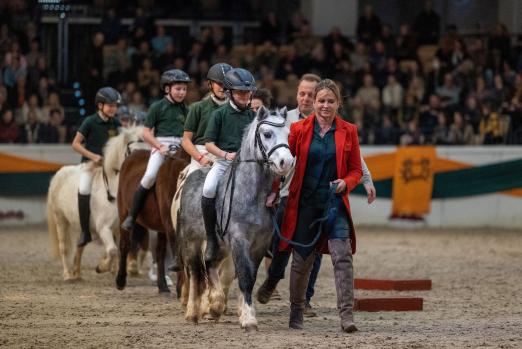 Foto: Olympionikin Dorothee Schneider bei der Trakehner Galaschau mit Ponys und Kindern vom Forsthaus Tiergarten Lüneburg, wo sie oft Ferienkind war. Trakehner verbinden für immer! - Fotograf: Jutta Bauernschmitt