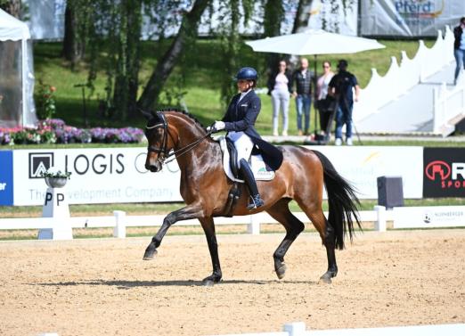 Foto: Dorothee Schneider und der siebenjährige Oldenburger Hengst Maxi Kraft`s Barcelo OLD (v. Bon Coeur) waren mit 74,537 Prozent das Maß der Dinge in der Qualifikation zur Finalqualifikation zum NÜRNBERGER BURG-POKAL der Dressurreiter 2024 - Fotograf: Hubert Fischer 