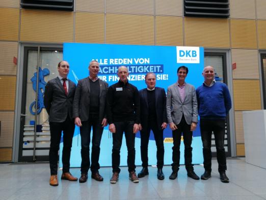 Foto: Freuen sich auf CSI Neustadt-Dosse & Schaufenster der Besten vom 10. - 14. Januar 2024: v.l. Landstallmeister Dr. Henning Frevert, Horst von Langermann (Zuchtverband PZV), Springreiter Holger Wulschner, Turnierveranstalter Herbert Ulonska, Stefan Unterlandstättner (DKB) und Züchter Volkmar Schadock - Fotograf: Brüske-Medien