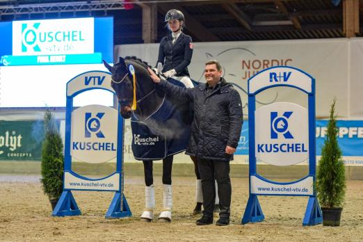 Foto: Mia-Marie Rondi wurde mit Monclaire Dressursiegerin des Kuschel Cups 2022. In diesem Jahr sucht die Nachwuchsserie, mit Hauptsponsor Alexander Kuschel, erneut Gesamtsieger in Dressur und Springen - Fotograf: RathmannVerlag/Malina Blunck
