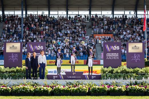 Foto: Drei glückliche Medaillengewinnerinnen auf dem Podium (v.l.n.r.): Cathrine Laudrup-Dufour, Charlotte Fry und Katharina Hemmer. Links daneben stehen (v.l.n.r.): Jennifer Hall (FEI Vice President & Chair Veterinary Committee), Marina Meggle (Vorsitzende des Vorstandes der Toni-Meggle-Stiftung und des Verwaltungsrats der MEGGLE Holding SE) und Stefanie Peters (Präsidentin des Aachen-Laurensberger Rennvereins - Fotograf: ALRV/Jasmin Foto: Drei glückliche Medaillengewinnerinnen auf dem Podium (v.l.n.r.): Cathrine Laudrup-Dufour, Charlotte Fry und Katharina Hemmer. Links daneben stehen (v.l.n.r.): Jennifer Hall (FEI Vice President & Chair Veterinary Committee), Marina Meggle (Vorsitzende des Vorstandes der Toni-Meggle-Stiftung und des Verwaltungsrats der MEGGLE Holding SE) und Stefanie Peters (Präsidentin des Aachen-Laurensberger Rennvereins - Fotograf: ALRV/Jasmin