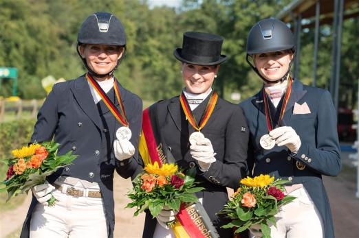 Foto: Drei glückliche Medaillengewinnerinnen in der Dressur - Fotograf: Tanja Becker