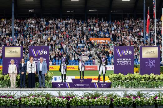 Foto: Drei strahlende Medaillengewinnerinnen (v.l.n.r): Cathrine Laudrup-Dufour, Charlotte Fry und Isabell Werth. Links daneben (v.l.n.r.): Ursula von der Leyen (Präsidentin der Europäischen Kommission), Diana Al Shaer (FEI Board Member & Chair Dressage Committee), Stefanie Peters (Präsidentin des Aachen-Laurensberger Rennvereins) und Ernst Tanner (Executive Chairman of the Board of Directors of Lindt & Sprüngli AG) -Fotograf: ALRV/Jas