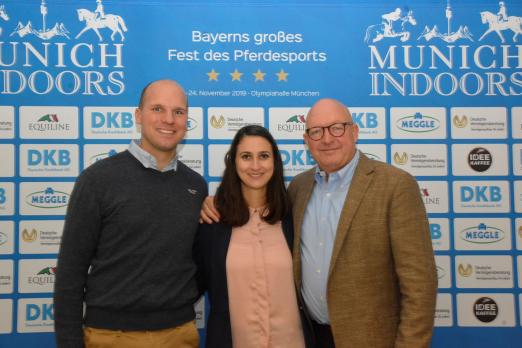Foto: Dressurreiter Matthias Bouten, Sara Rothe (Marketing der DKB) und Veranstalter Volker Wulff freuen sich auf die MUNICH INDOORS in der Olympiahalle - Fotograf: Robert Auerbacher