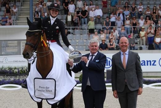 Foto: Der Siegerin gratulieren Siegward Tesch und ALRV-Aufsichtsrat Jürgen Petershagen (rechts) - Fotograf: CHIO Aachen/ Michael Strauch