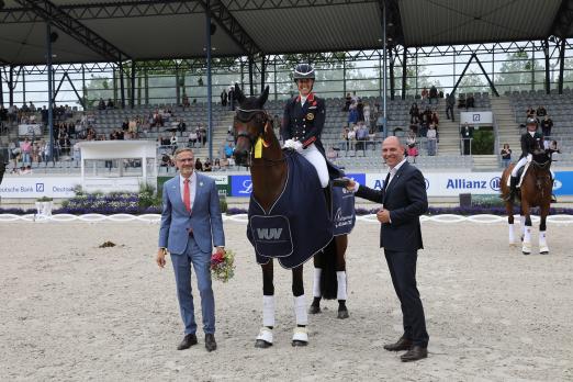 Foto: Siegerin Charlotte Dujardin auf ihrer Times Kismet v. Ampere gemeinsam mit Alexander Peters (Vorstand VUV - Vereinigte Unternehmerverbände Aachen) und ALRV-Aufsichtsratsmitglied Dr. Thomas Förl - Fotograf: CHIO Aachen/Michael Strauch