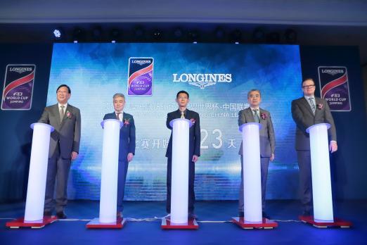 Foto: Eröffnungszeremonie zur diesjährigen Longines FEI World CupTM - Jumping China League; von links nach rechts: Yu Kak (Beijing Equestrian Federation), Dennis Li (Longines), Sun Li Ming (CNSI), Zhang Kai (CEA) Christoph Johanning-Möllerhaus (En Garde Marketing) - Fotograf: En Garde Marketing GmbH