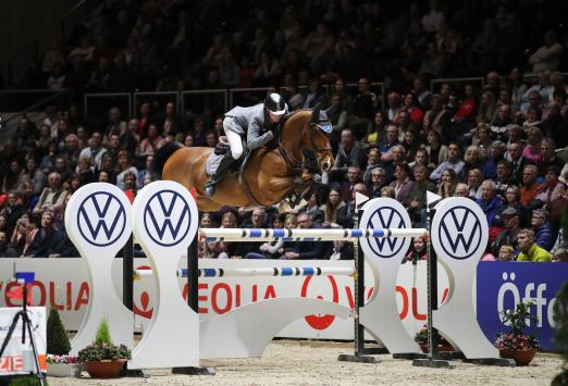 Foto: Eoin Mcmahon (IRL) gewinnt mit Chacon den Großen Preis der Volkswagen AG vor voll besetzten Plätzen - Fotograf: Andreas Pantel 