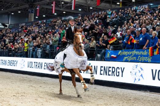 Foto: Janne Neumann und ihre 14-jährige Ponystute Petit Dechantee auf der Ehrenrunde - Fotograf: Reitsport-Hellmann.de