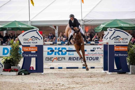 Foto: Das Dreamteam Katrin Eckermann und Caleya hat die Auftaktetappe der BEMER Riders Tour bei Horses & Dreams meets France gewonnen - Fotograf: Stefan Lafrentz