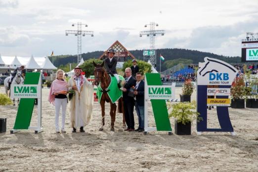 Foto: Katrin Eckermann siegt im Preis der LVM, Qualifikation für den Großen Preis. Es gratulieren Pedro Cebulka, Berthold Steghaus (LVM) und Francois Kasselmann (Horses & Dreams) - Fotograf: Stefan Lafrentz