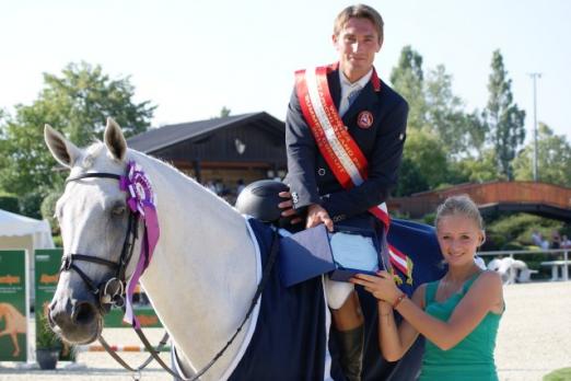 Foto: Die Glückwünsche für den strahlenden Sieger Stefan Eder überbringt Valentina Pfeifer - Fotograf: Pferdenews.eu