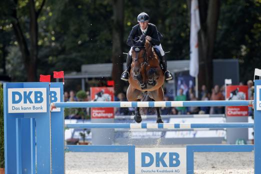 Foto: Marcus Ehning siegt im Großen Preis der 15. Paderborn Challenge mit Comme Il Faut - Fotograf: Sportfotos-Lafrentz