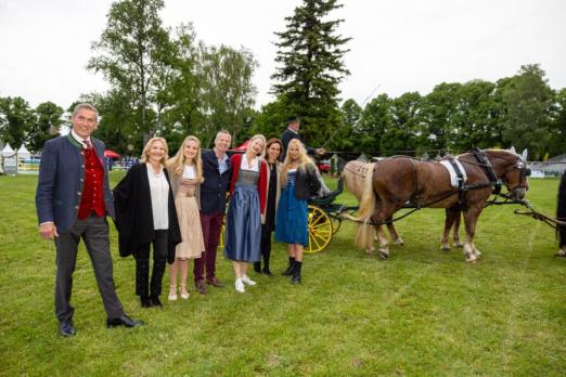 Foto: Ehrengäste des Abends v.l.n.r. Jürgen Blum, Gaby Hauptmann, Vanessa Eichholz, Frank Schneppendahl, Christina Kempkes, Gabriele Weigel, Yara Reichert - Fotograf: Robert Gongoll