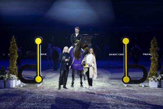 Foto: Liselott Marie Linsenhoff (l.) und Carina Peiker (peiker cee GmbH) gratulieren Julien Anquetin (FRA) zu seinem Sieg mit Cesus de Fougnard - Fotograf: Reitsport-Hellmann