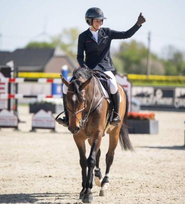 Foto: Eine sehr glückliche Katrin Eckermann - Mit Iron Dames Cascajall NRW und Comilio wurde sie Erste und Zweitplatzierte im Großen Preis des Hetzel Spring Masters - Fotograf: Leonie Minten