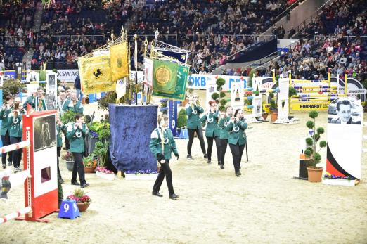 Foto: Der Einmarsch der Standarten der Landesverbände - der Auftakt zum Finale der Deutschen Meisterschaften der Landesverbände am Sonntag, Beginn um 12.30 Uhr - Fotograf: ACP-Fotografie-Pantel.de 