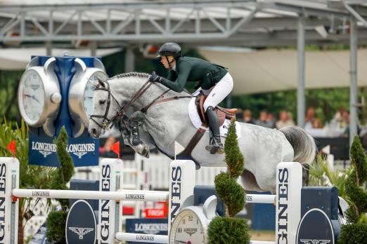 Foto: Der elf Jahre alte OS-Hengst Checkter von Cellestial-Lord Pezi aus der Zucht der Böckmann Pferde GmbH - hier mit Leonie Böckmann - glänzt als Vererber und Sportpferd - Fotograf: Stefan Lafrentz