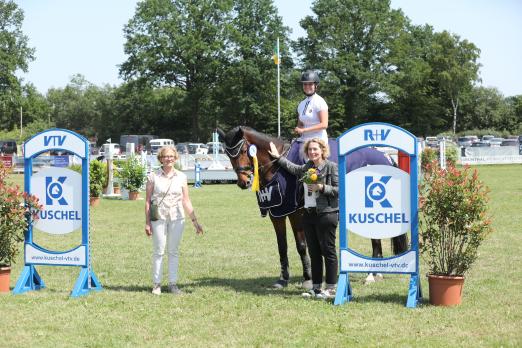 Foto: Emily Schepky und ihr Holsteiner Cynar setzten sich mit einer 8,8 an die Spitze des Teilnehmerfeldes in der Stilspringprüfung der Klasse L in Granderheide - Fotograf: Tierfotografie Huber
