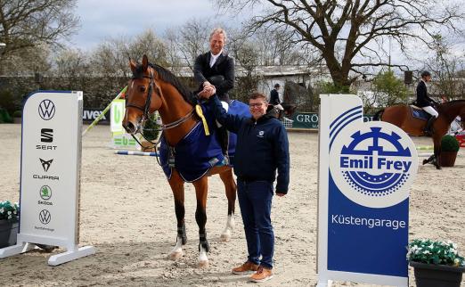 Foto: "Titelverteidiger" in der Emil Frey Küstengarage Tour in Ehlersdorf - Rolf-Göran Bengtsson mit Lyanair und André Teloy, der als einer der Ersten gratulierte - Fotograf: Heesch)