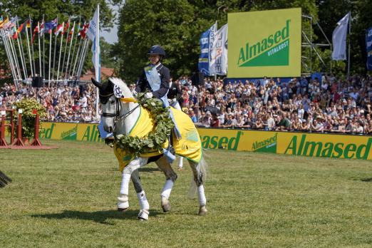 Foto: Emma Kanerva auf der Ehrenrunde gefeiert auf dem Derbyplatz - Fotograf: Sportfotos-Lafrentz.de