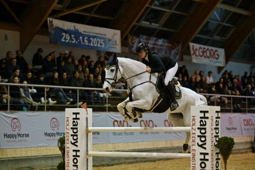 Foto: Bayerische Erfolgsreiterin Emma Bachl kündigt sich mit ihren EM-Teamkollegen für 2025 an - Fotograf: Fotoagentur Dill MYT 2024 Foto: Bayerische Erfolgsreiterin Emma Bachl kündigt sich mit ihren EM-Teamkollegen für 2025 an - Fotograf: Fotoagentur Dill MYT 2024