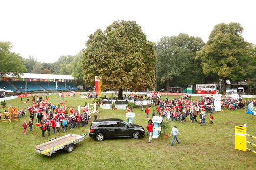 Foto: Die ersten Besucher beim Kindertag. Immer freitags erobern die jüngsten Paderborner den Turnierplatz. - Fotograf: Thomas Hellmann