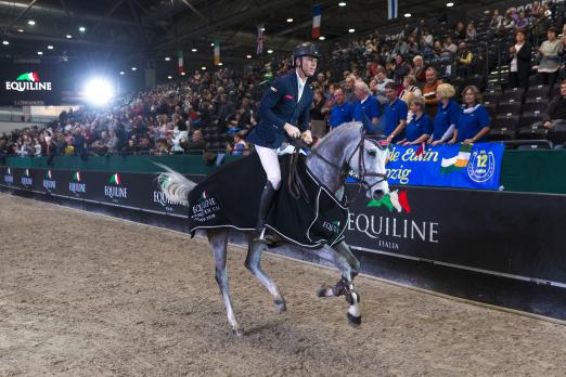 Foto: Max Kühner siegt mit der achtjährigen Neugschwendt`s Castella im Equiline Youngster Cup - Fotograf: Thomas Hellmann