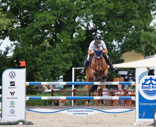 Foto: Erfolgreich mit "Leihpferd" Indira P - Philipp Battermann-Voss beim CSE Ehlersdorf - Fotograf: ACP Andreas Pantel